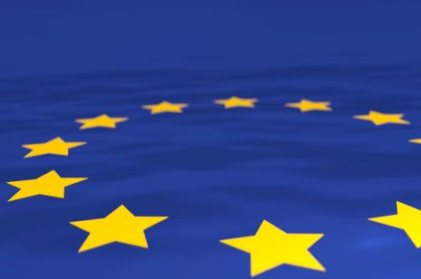 blaue EU Flagge mit gelben Sternen. Mausklick führt zu einer vergrößerten Ansicht