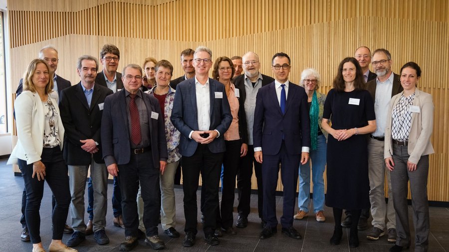 Gruppenfoto des Beirats anlässlich des 20jährigen Bestehens des Wissenschaftlichen Beirats für Biodiversität und Genetische Ressourcen mit Bundesminister Cem Özdemir am 26.05.2023