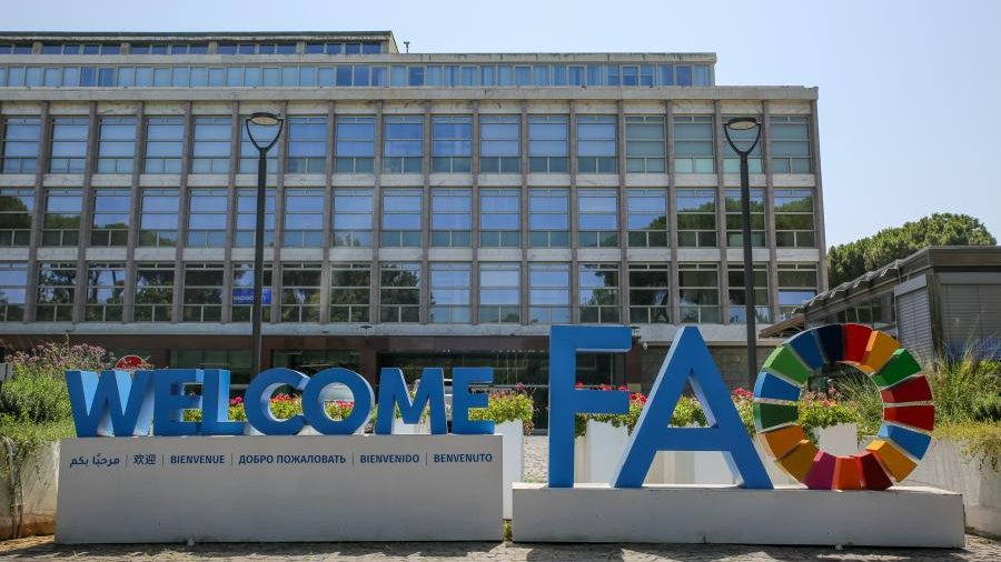 Foto des FAO Gebäudes mit dem Schild Welcome davor.