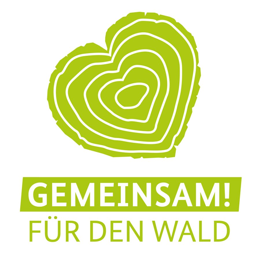 Das Bild zeigt einen Baumstammquerschnitt in Form eines grünen Herzes als Solidarisierungssymbol der Deutschen Waldtage.