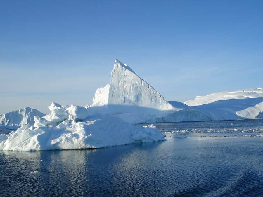 Ein Eisberg vor blauem Himmel