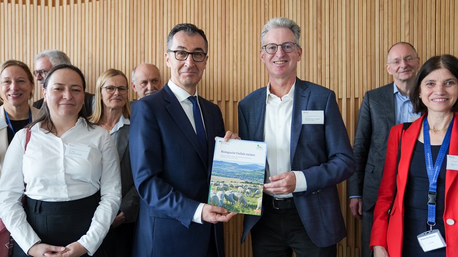 Bundesminister Cem Özdemir und WBBGR-Vorsitzender Prof. Feindt bei der Vorstellung der Strategie, Gruppenfoto
