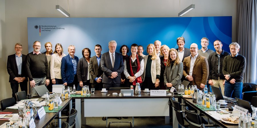 Das Bild zeigt den Wissenschaftlichen Beirat für Biodiversität und Genetische Ressourcen gemeinsam mit dem Bundeslandwirtschaftsminister Rainer.