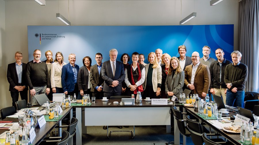 Das Bild zeigt den Wissenschaftlichen Beirat für Biodiversität und Genetische Ressourcen gemeinsam mit dem Bundeslandwirtschaftsminister Rainer.