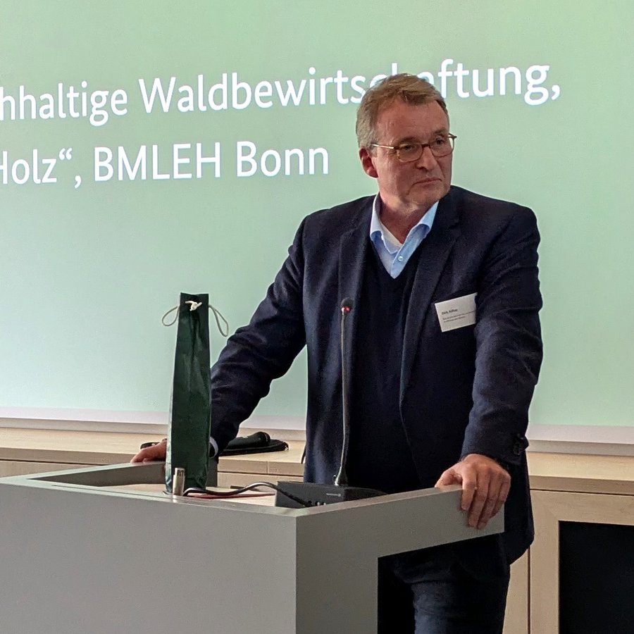 Ein Mann steht vor einem Rednerpult.