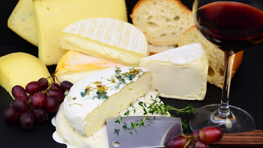verschiedener Käse und Wein