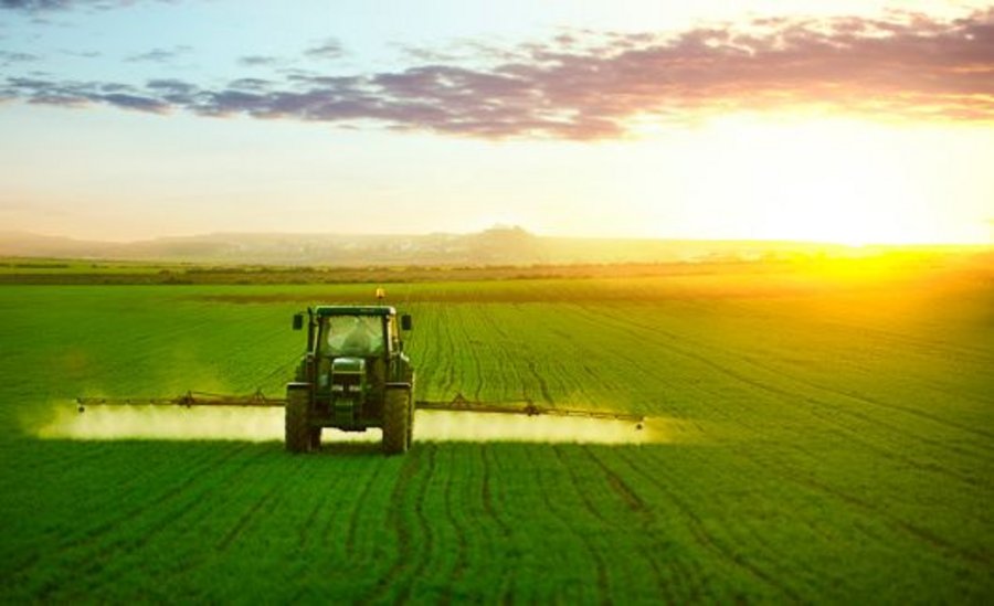 [Translate to en:] Traktor mit Pflanzenschutzspritze im Feldeinsatz