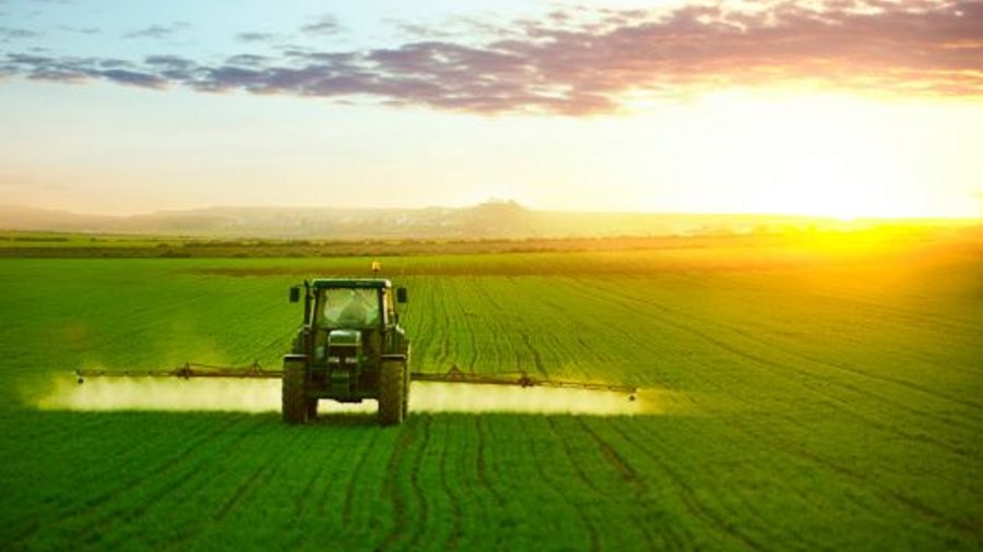 Traktor mit Feldspritze im Einsatz