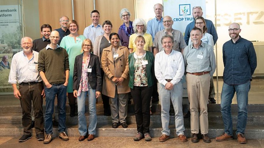 [Translate to Englisch:] Gruppenfoto der Teilnehmenden der Auftaktveranstaltung 