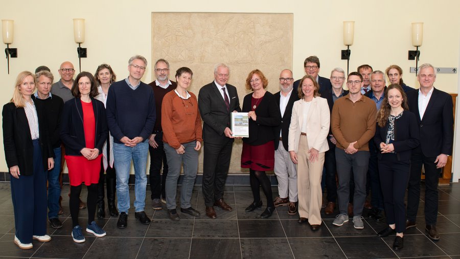 Gruppenbild des WBBGR mit dem Bundesminister Rainer bei der Übergabe einer Stellungnahme.