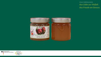 Das Bild zeigt zwei Marmeladengläser der alten Apfelsorte Gravensteiner. Ein Vielfaltsprodukt.