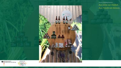 Das Bild zeigt das IBV Vielfaltsregal mit sortenreinem Apfelsaft, Wurst und Käse von lokalen, alten Nutztierrassen, Produkte der alten Linsensorte Alb-Leisa.