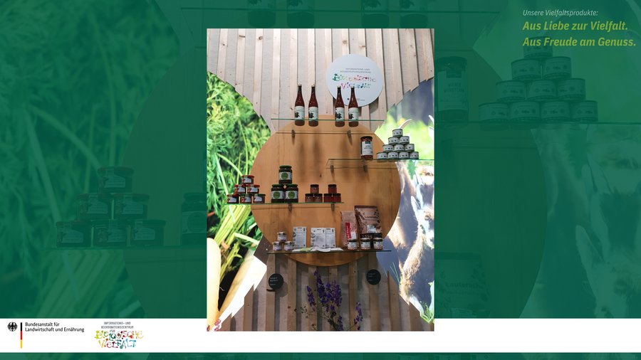 Das Bild zeigt das IBV Vielfaltsregal mit sortenreinem Apfelsaft, Wurst und Käse von lokalen, alten Nutztierrassen, Produkte der alten Linsensorte Alb-Leisa.