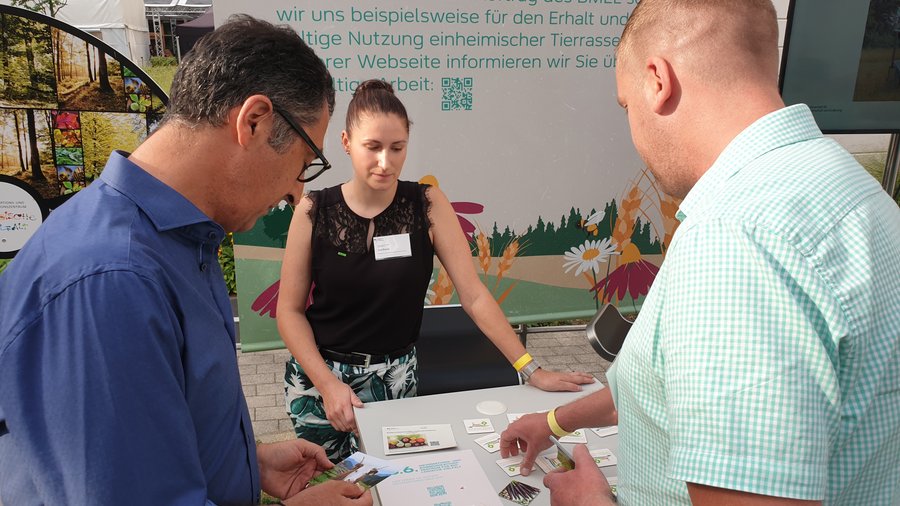 Herr Özdemir am IBV Stand am Tag der offenen Tür.